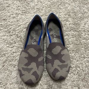 Mink camo Rothys loafers size 8, EUC